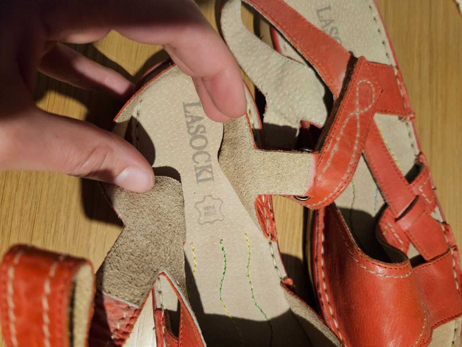 Damskie płaskie czerwone sandały Lasocki r.39