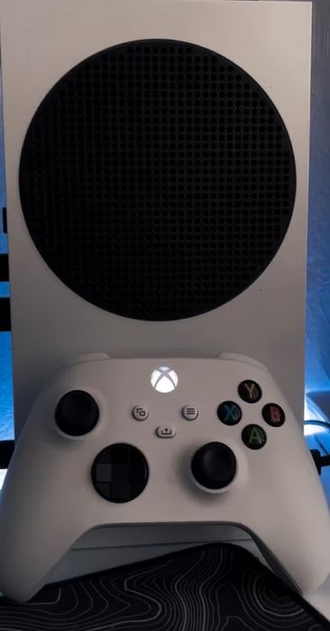 Xbox Series S z kontrolerem i akcesoriami