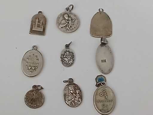 Zestaw 9 starych medalików