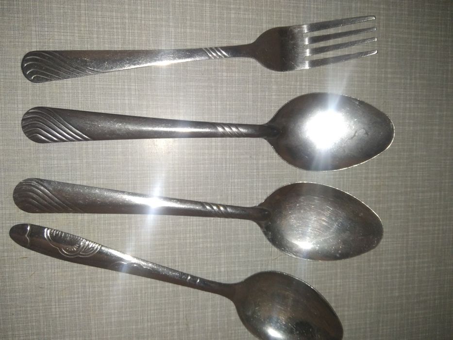 Ложки и вилки разные
