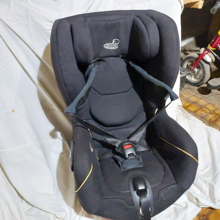 Автокрісло Bebe Confort Axiss поворотне
дітям від 1 до 4 років (9-18 к