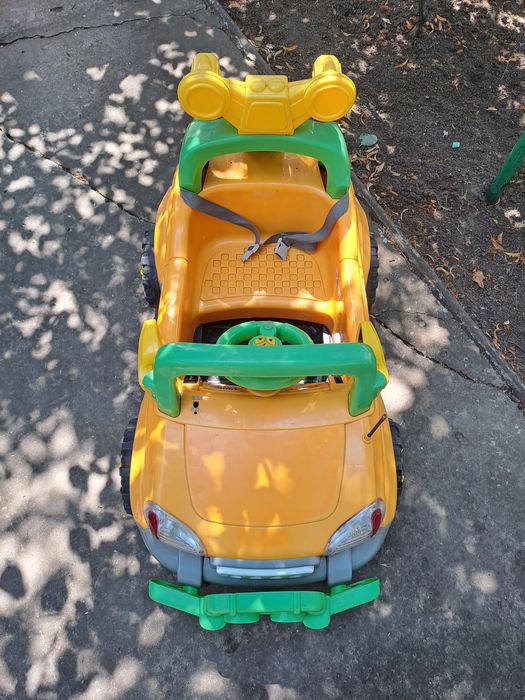 Дитячий електромобіль