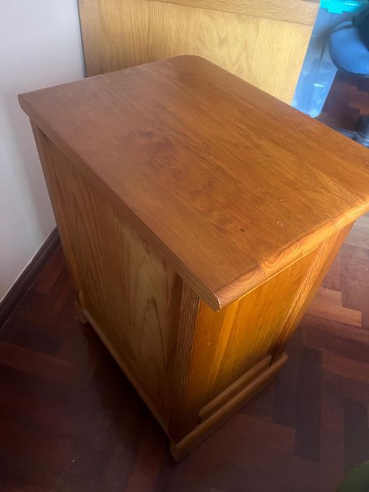 Mesa de cabeceira madeira cerejeira
