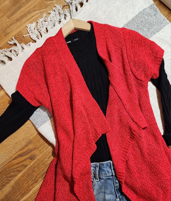 Luźny czerwony sweter z krótkim rękawem