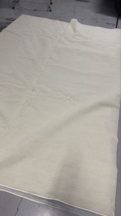 Tapete grande em tom cru/creme – novo 4 x 3 mm