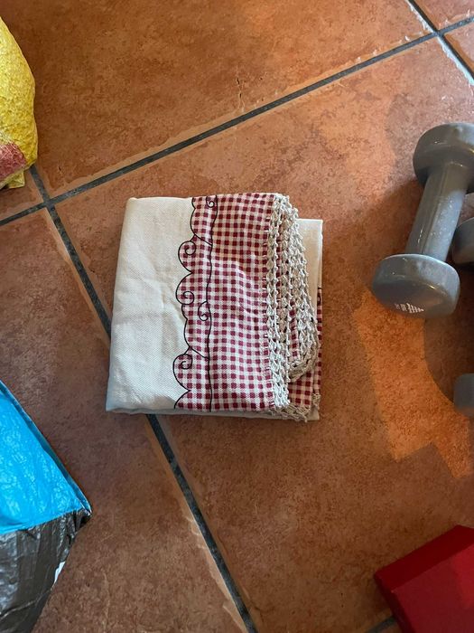 pano de cozinha tons bordeaux e beje