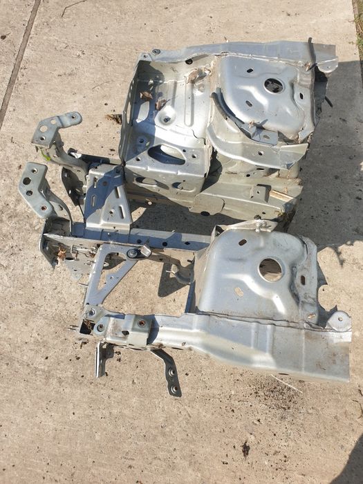 Передня четверть ліва та права  Renault megane 2010 2016 Рік