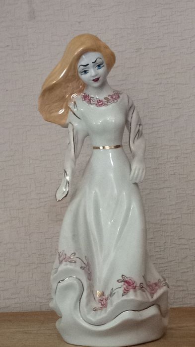 Фарфоровая  статуэтка женщина.
