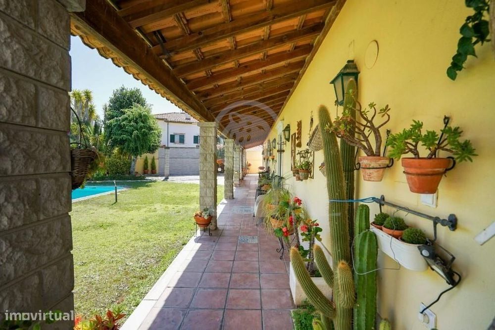 Moradia T5 com piscina, anexo e amplos espaços exteriores | Samora Cor