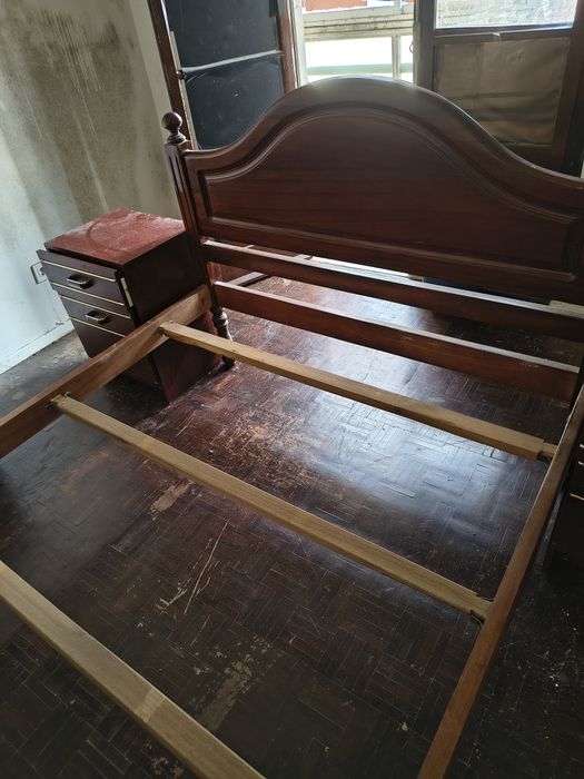 Cama  de casal com 2 mesinhas de cabeceira com estrado novo.