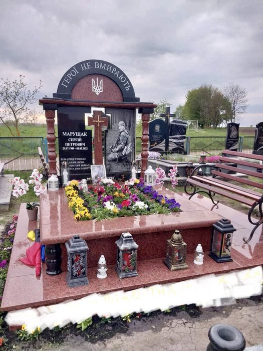 Памʼятники  для військових-звичайні памятники  .Від виробника напряму