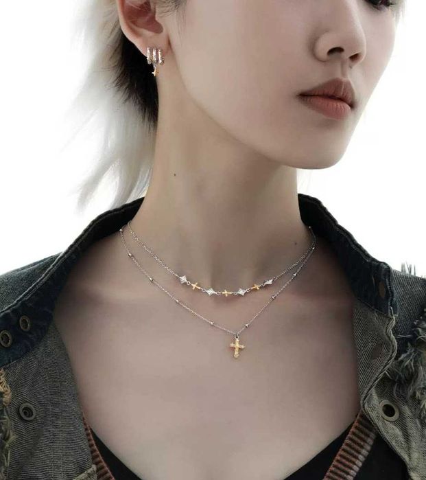Colar Cruz Dupla – Prata 925 com Detalhes em Ouro e Estrelas