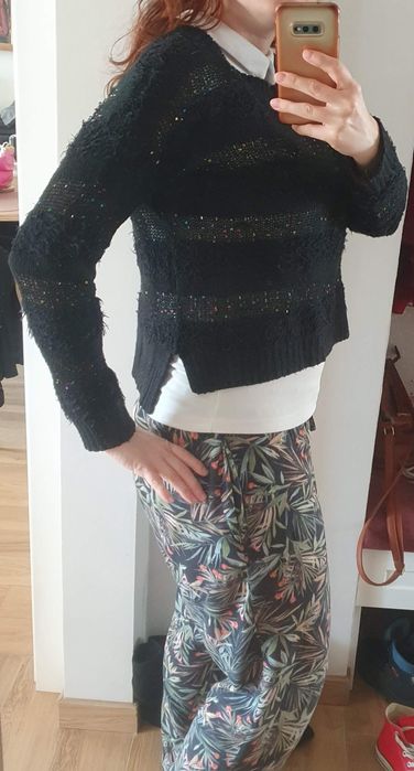 Czarny krótki sweterek z cekinami S