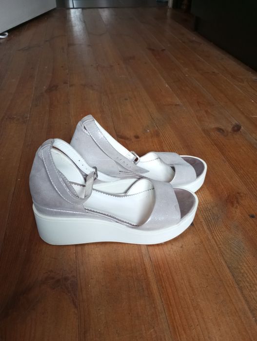 Продам шкіряне взуття