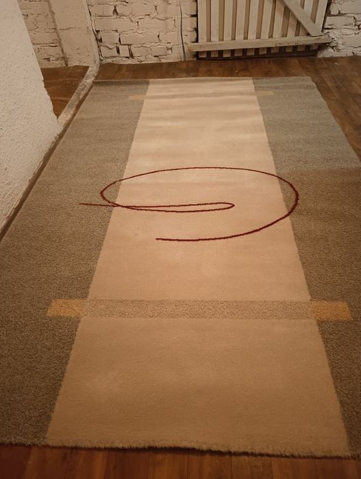 Dywan zadbany gruby, miękki.