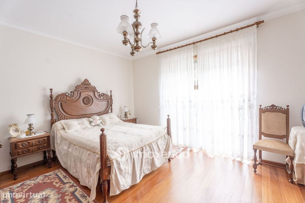 Moradia T4 com garagem, em Vila Nova da Telha, na Maia