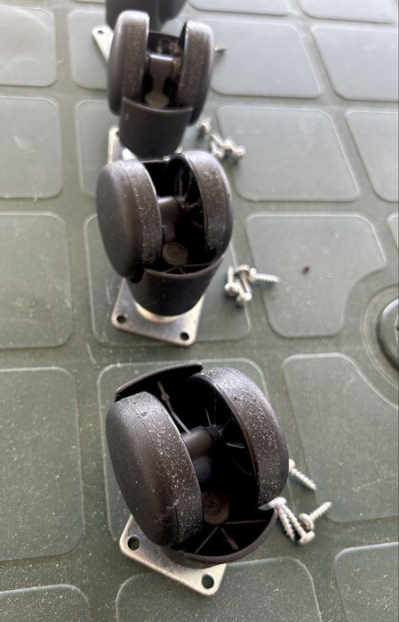 2 conjuntos de rodas (com os respetivos parafusos)