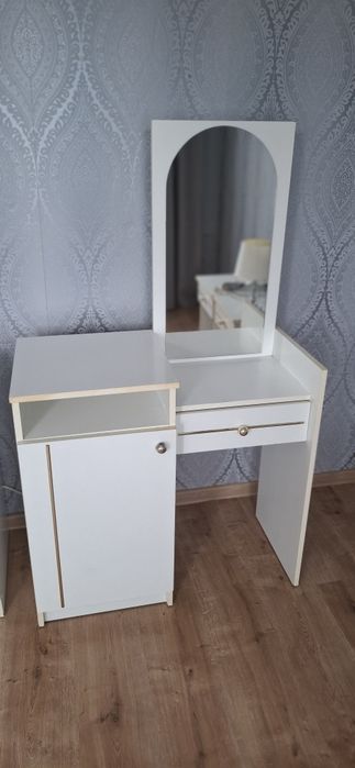 Szafa 4-drzwiowa, komoda, toaletka, 2 szafki nocne