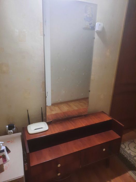 Трюмо з дзеркалом