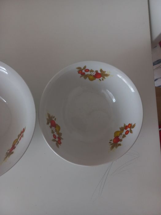 Dwie białe miski z owocowym wzorem