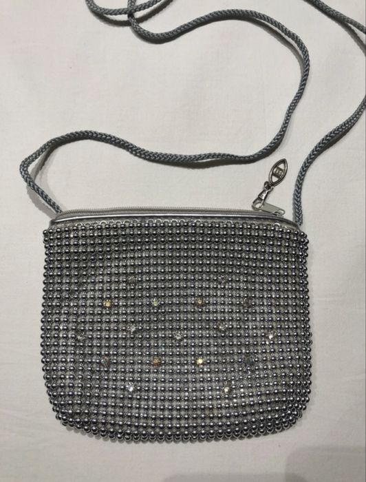 Srebrna torebka na imprezę