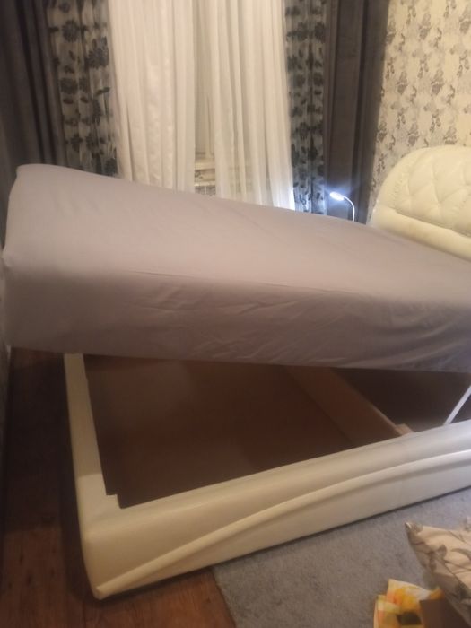 Двоспальна кровать