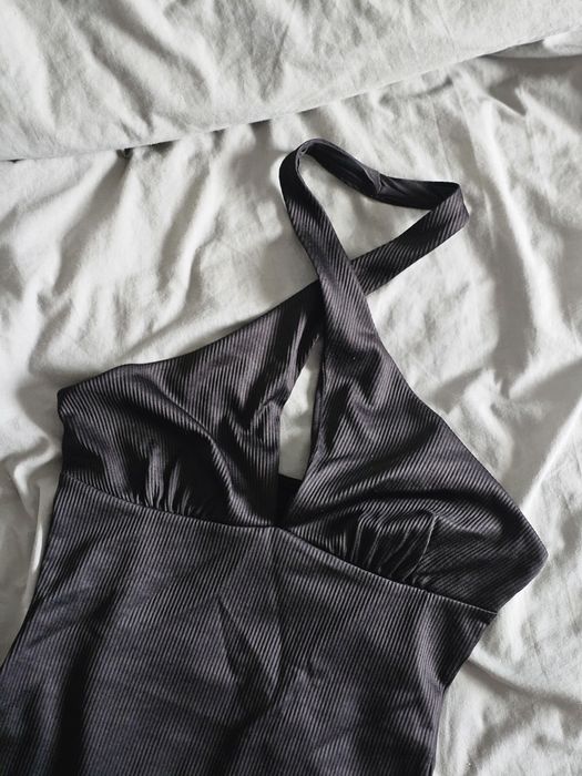 Czarna obcisła sukienka