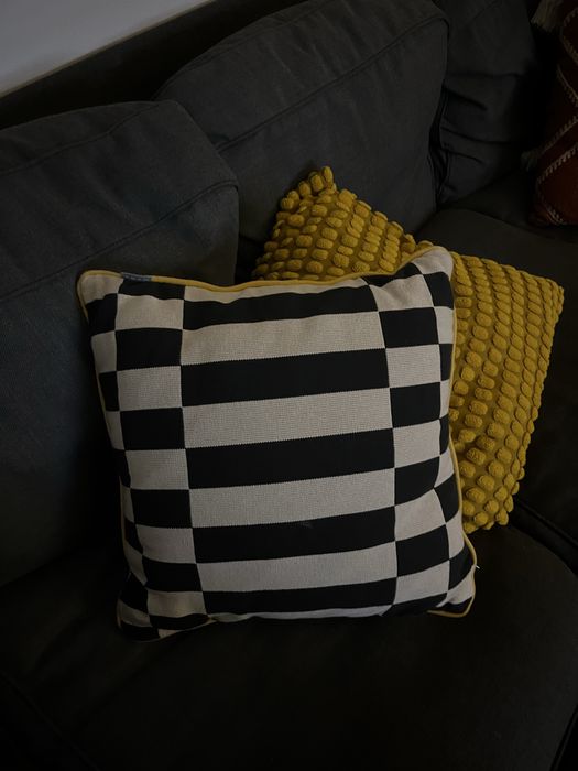 Capa almofadas quadrados e amarelo