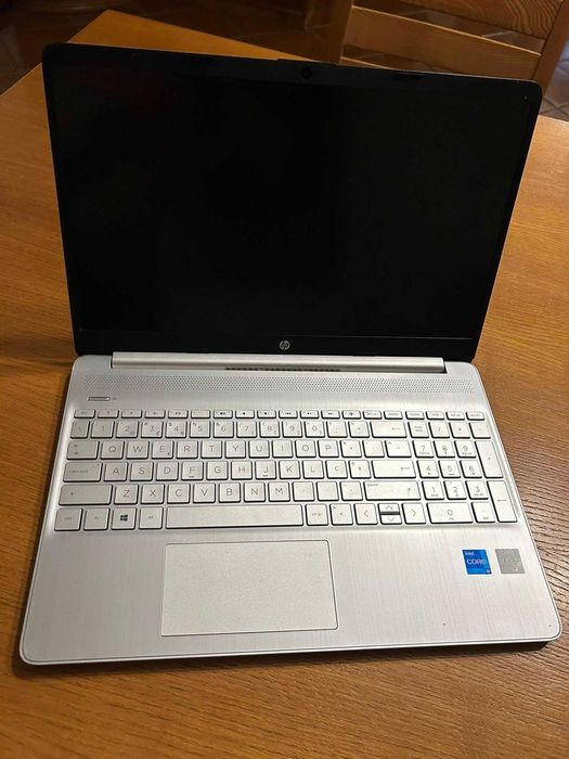 Portátil HP i5 com 8 GB RAM, SSD 512 GB e ecrã Full HD.