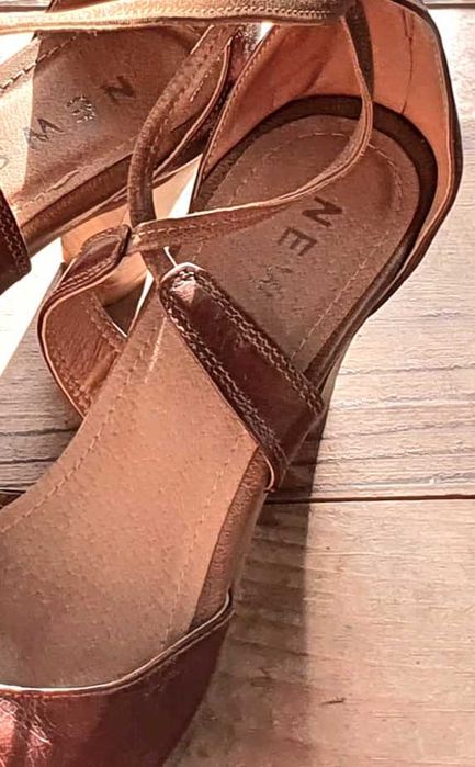 excelentes sapatos de couro verdadeiro.