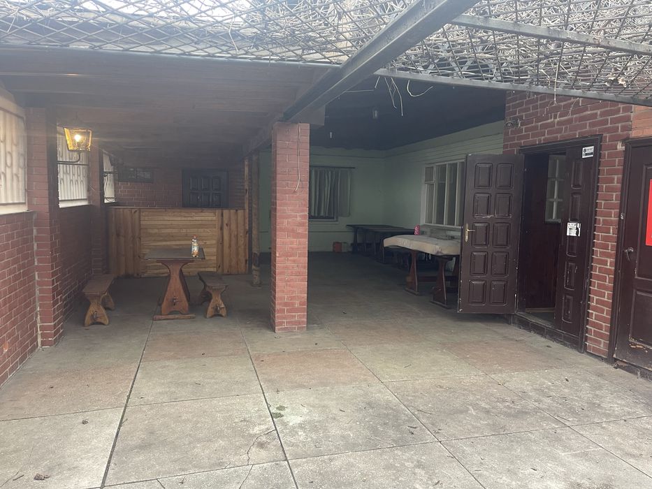 Продається комерційна будівля з земельною ділянкою під нею