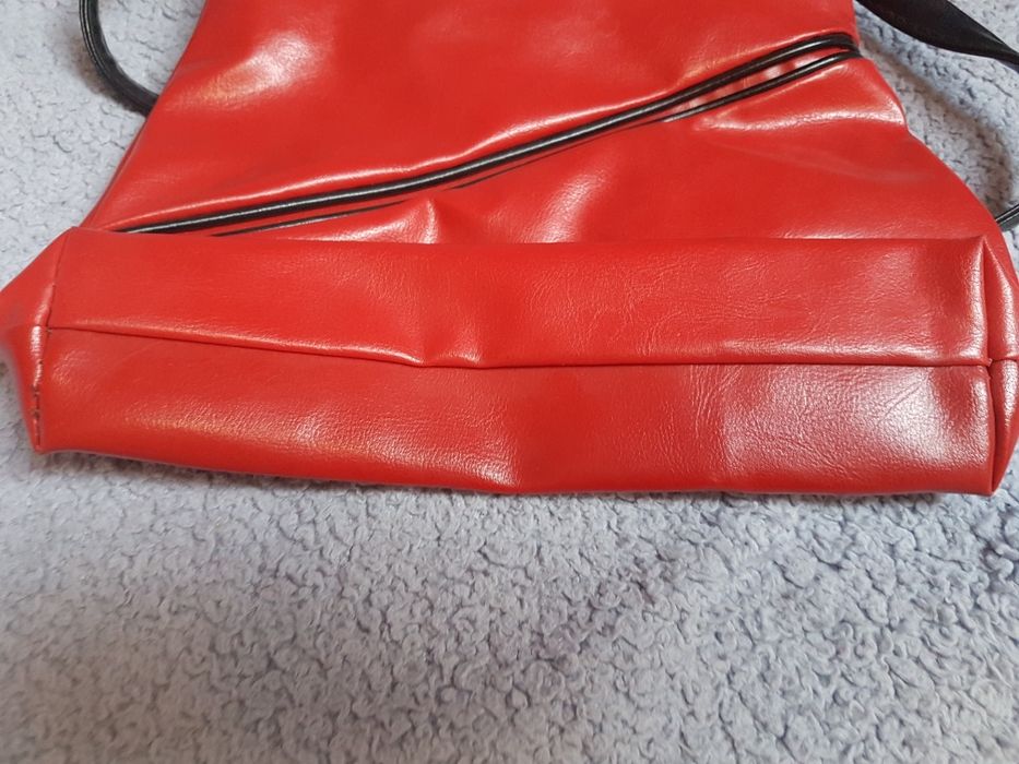 Czerwona damska torebka.