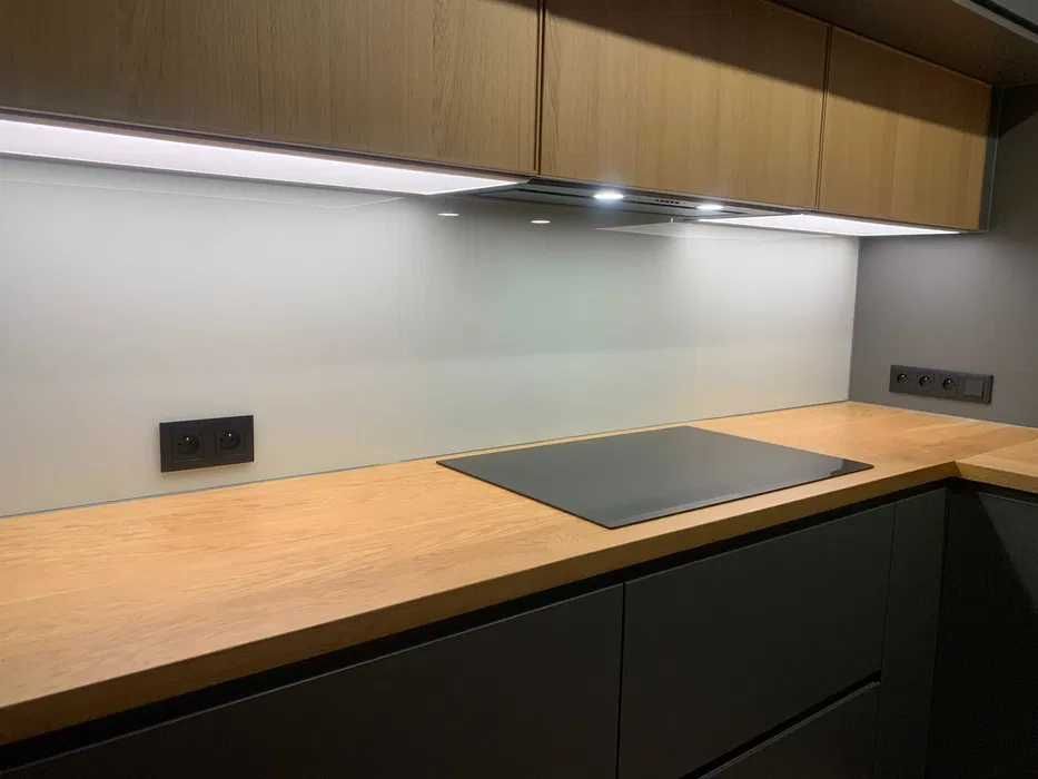 Szkło zamiast płytek – nowoczesne ściany do kuchni i łazienki lacobel