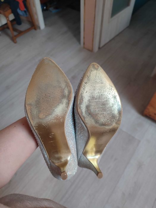 Piękne buty z cyrkoniami