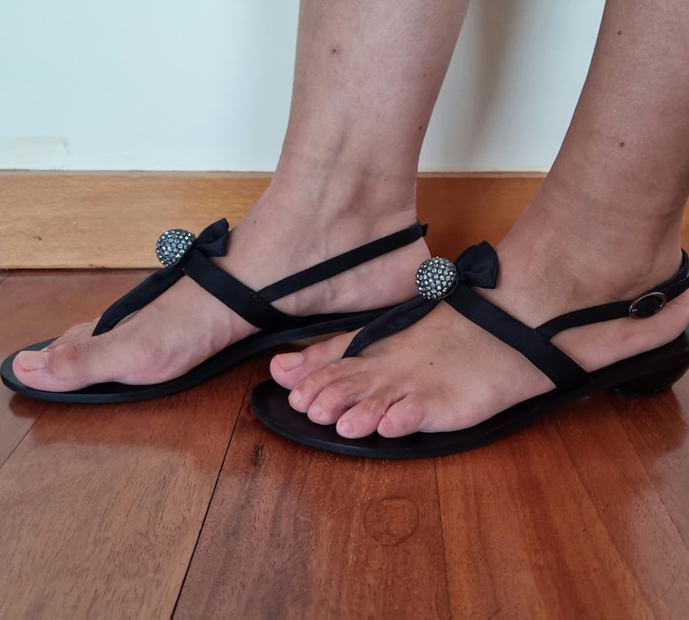 Sandália preta c brilhantes