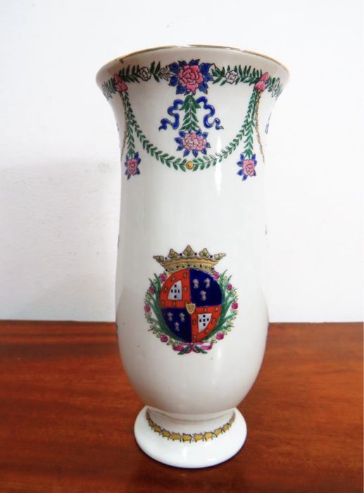 Jarra com brasão de armas Reino de Portugal.