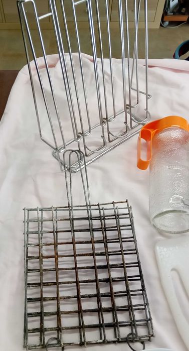 Pratos, jarro, tábua, suporte cafés "Dolce Gusto", outros, tudo por 5€