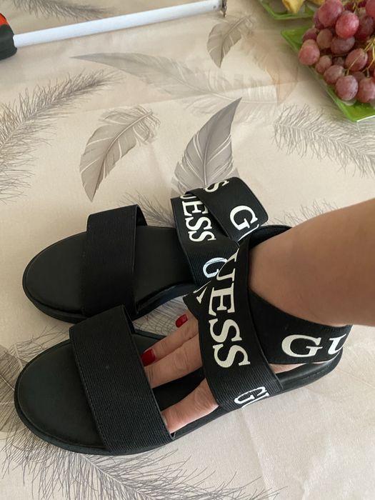 Женские босоножки GUESS