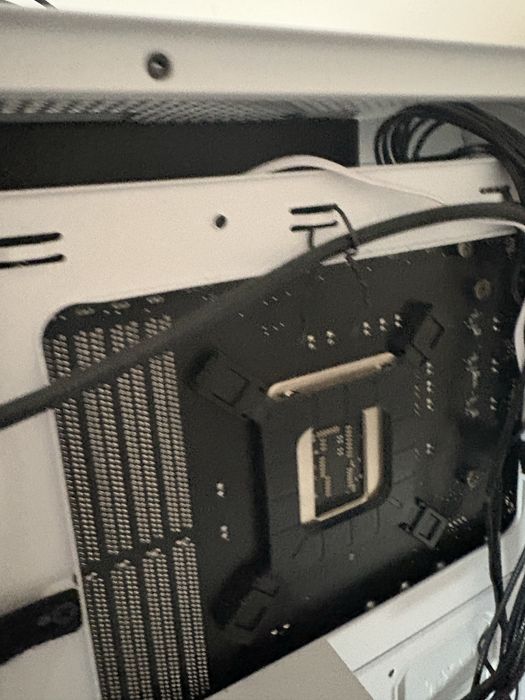 Podzespoły komputerowe – i5-14400F / B760 / 32 GB DDR4 / 850W / AIO LCD / NZXT H5 Flow