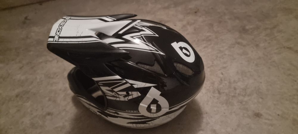 Vendo capacete de downhill / freeride da marca sixsixone.