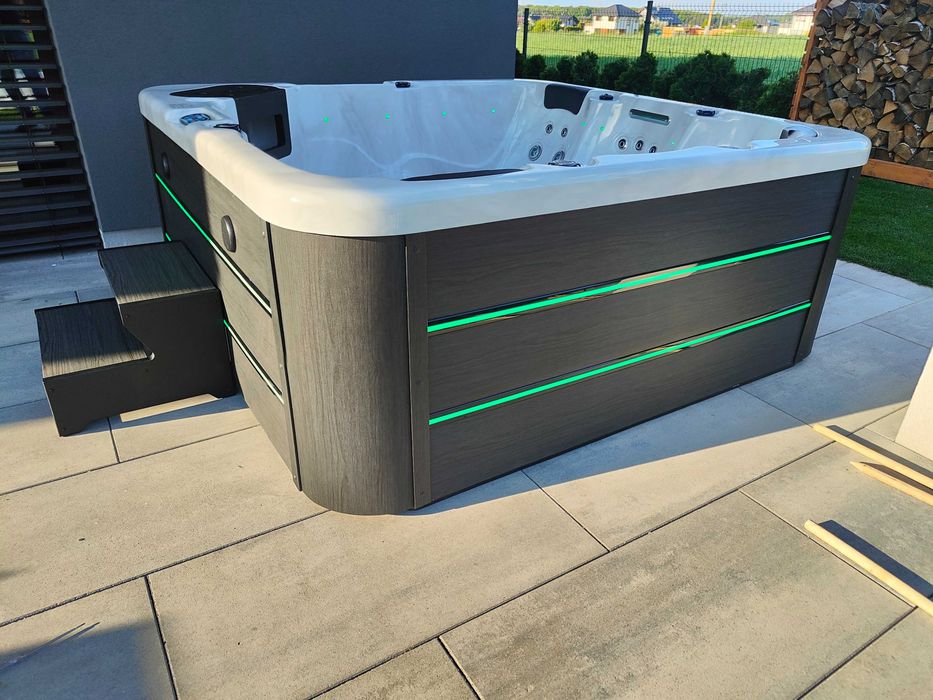 Nowe Jacuzzi całoroczne . Z możliwością podłączenia pieca na drewno