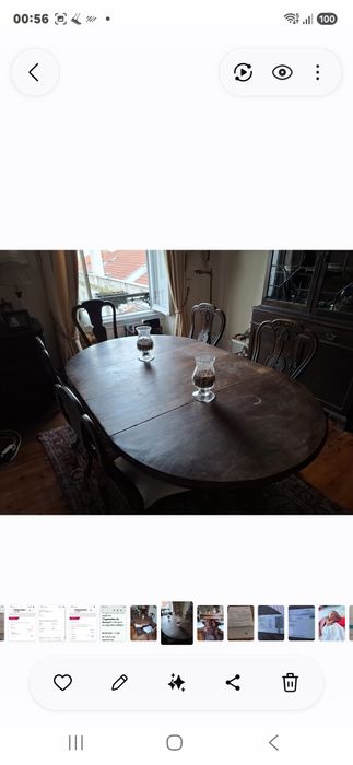 Mesa de jantar em madeira de carvalho maciça,  redonda com 2 tábuas e 6 cadeiras também em carvalho, com cochins em tecido branco. a