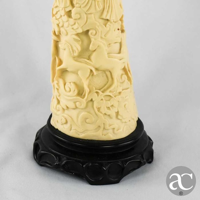 Escultura marfinite forma de dente de elefante com figuras orientais