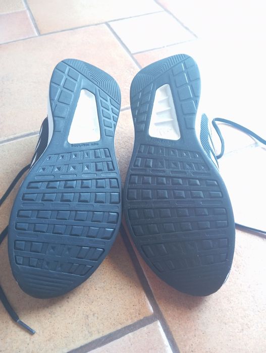 Tênis adidas pretos e brancos