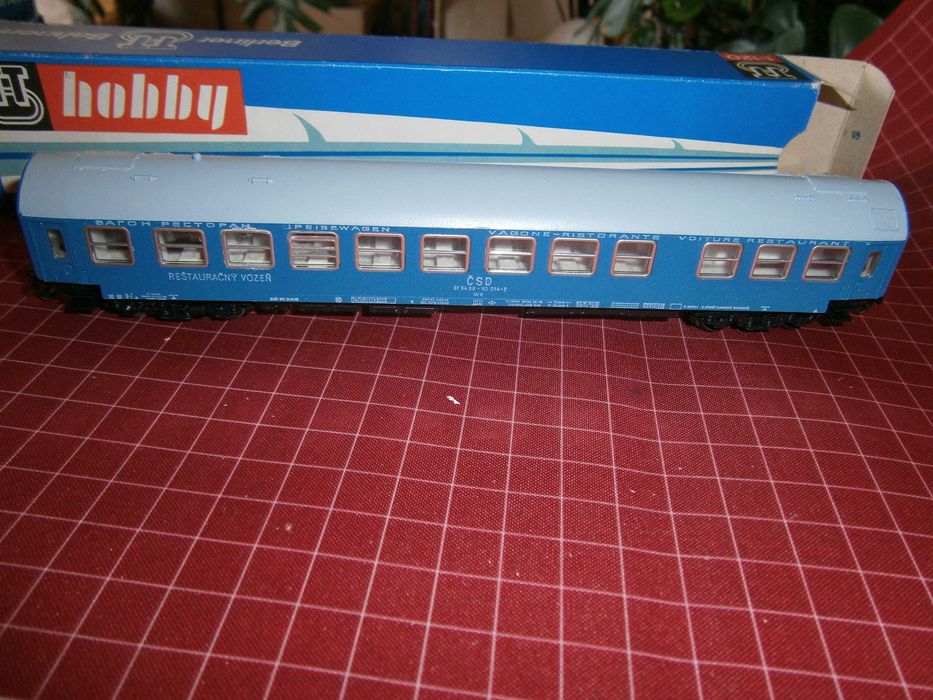 Atrakcyny model wagonu osobowego niebieski (TT)