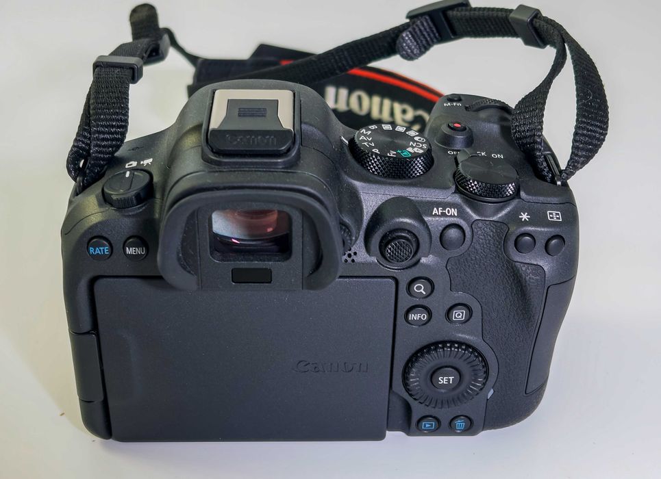 Canon EOS R6 Mk II com 1081 disparos - como nova