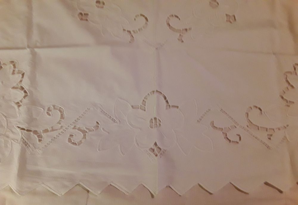 Antiga toalha de mesa pequena branca e bordada