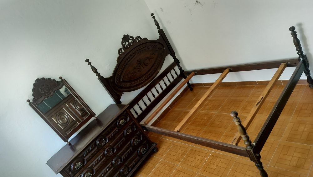 Conjunto quarto completo, roupeiro, cómoda, mesinha cabeceira , espelho e cama , tudo por 400,00