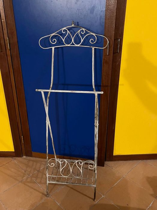 Cabide de pé em ferro