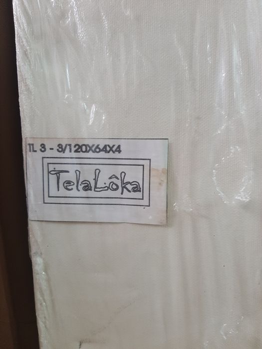 Tela branca 120x64x4 cm.